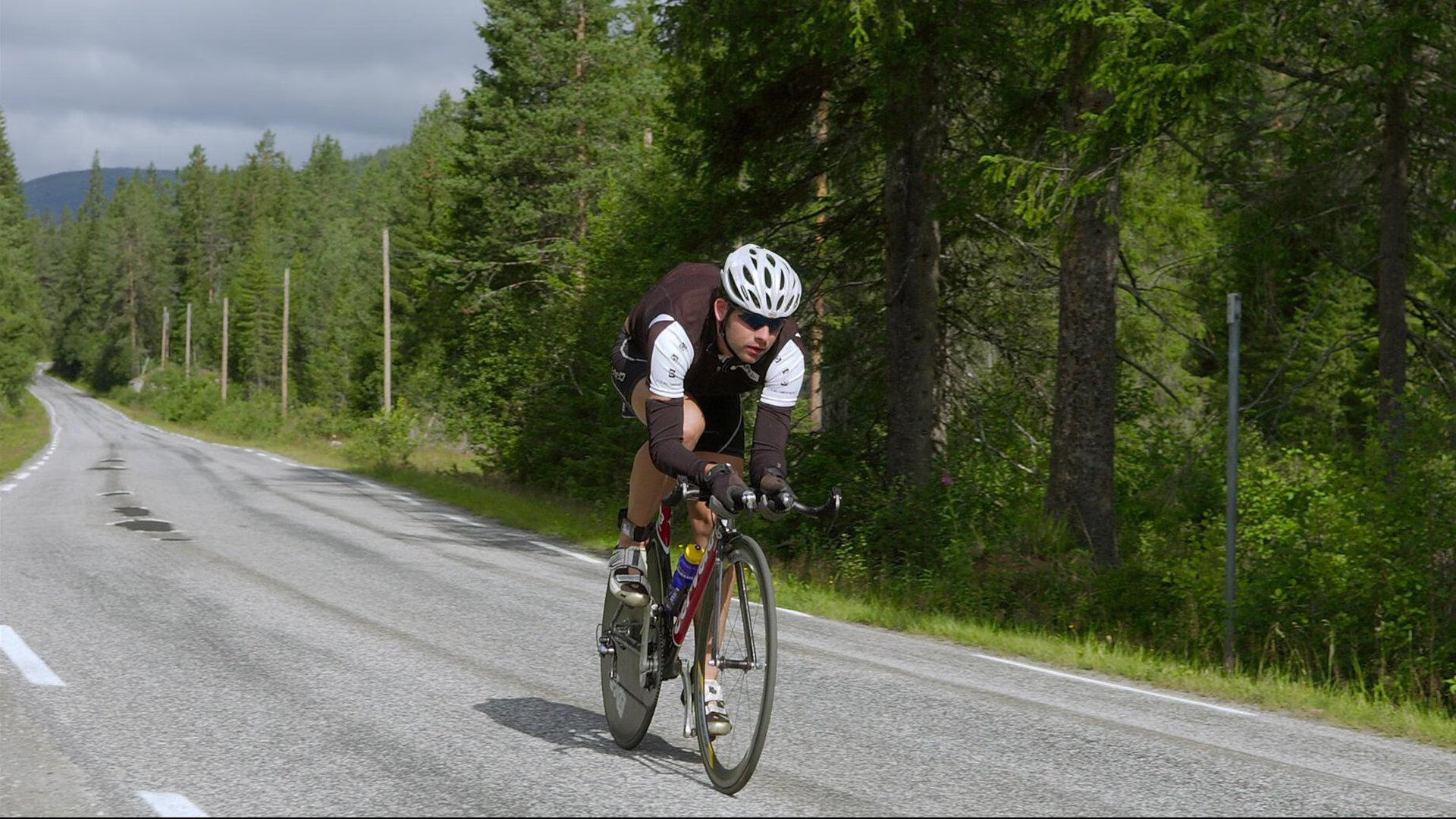 “雪域狂飙：冰雪赛段的速度传奇”，雪域狂风