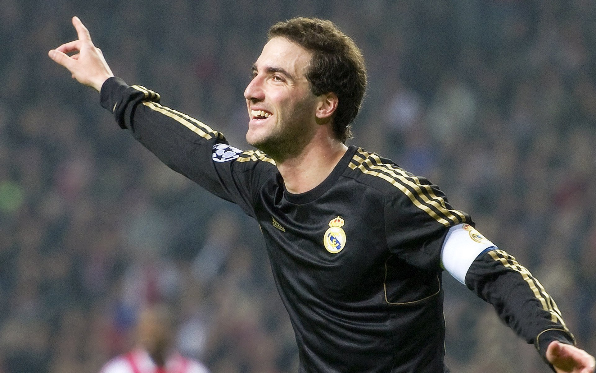 爱游戏智能体验-国足新帅上任，誓言带队冲击2026世界杯，国足新主帅最新人选